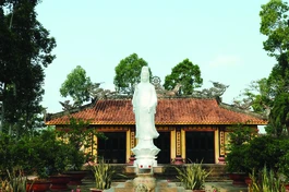 Mặt tiền chùa Cả Cát nhìn từ bến sông