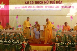 Hòa thượng Thích Thiện Tấn trao quyết định bổ nhiệm trụ trì chùa Đa Nghi đến Sư cô Thích nữ Tuệ Hòa