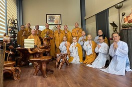 Ban Quản trị Viện Nghiên cứu Phật học VN và Trung tâm Dịch thuật Hán Nôm Huệ Quang cúng dường bộ kinh Bản duyên lên Đức Pháp chủ GHPGVN