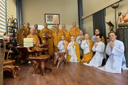 Ban Quản trị Viện Nghiên cứu Phật học VN và Trung tâm Dịch thuật Hán Nôm Huệ Quang cúng dường bộ kinh Bản duyên lên Đức Pháp chủ GHPGVN