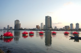 7 hoa sen trên sông Hàn (TP.Đà Nẵng) kính mừng Đại lễ Phật đản Phật lịch 2569