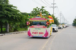 Diễu hành xe hoa quanh H.Mê Linh (Hà Nội) kính mừng Phật đản Phật lịch 2569
