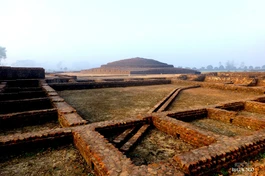 Bảo tháp Piprāhwā nhìn từ tu viện phía Nam - Ảnh: The Piprāhwā Project