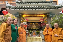 Trước bảo tháp Ni trưởng Huỳnh Liên trong khuôn viên tịnh xá Ngọc Phương (Q.Gò Vấp, TP.HCM)