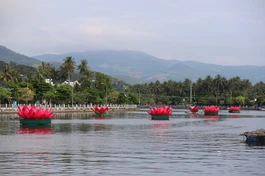 7 đóa sen kính mừng Phật đản được hạ thủy trên dòng Tam Giang (TX.Sông Cầu, Phú Yên)