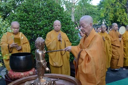 Đại lão Hòa thượng phương trượng chùa Huê Nghiêm cử hành nghi thức Tắm Phật truyền thống - Ảnh: Bảo Toàn/BGN