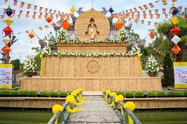 Kỳ đài Phật đản bằng tre do Ban Trị sự GHPGVN H.Triệu Phong chủ trương thực hiện 