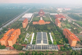 Các công trình kiến trúc nổi bật giữa không gian xanh mát, yên bình - Ảnh: Phùng Anh Quốc