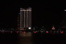 7 đóa sen hồng được thắp sáng trên sông Hàn, tối mùng 8-4 ÂL