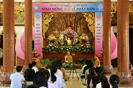 Thượng tọa Thích Giác Nhuận chia sẻ Phật pháp với các em học sinh tại khóa tu