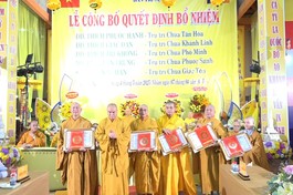 Thượng tọa Thích Tĩnh Triệt trao quyết định bổ nhiệm trụ trì các tự viện trên địa bàn H.Châu Thành đến chư Tăng, Ni
