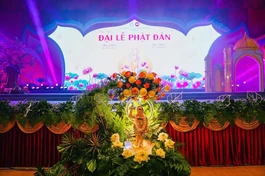 Lễ đài Phật đản được thiết trí tại hội trường chùa Bái Đính