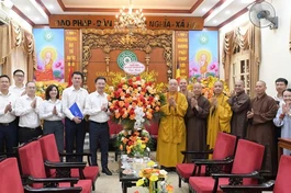 Bí thư T.Ư Đoàn, Chủ tịch T.Ư Hội Liên hiệp Thanh niên VN Nguyễn Tường Lâm cùng phái đoàn tặng hoa chúc mừng GHPGVN nhân Đại lễ Phật đản Phật lịch 2569 - Ảnh: Đăng Hà