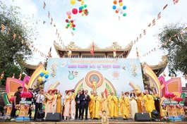 Chư tôn đức, đại biểu thả bong bóng mang thông điệp hòa bình