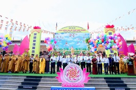 Thả bong bóng bay mang thông điệp hòa bình