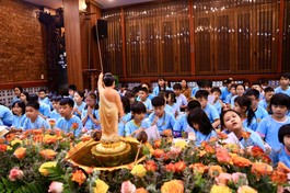 Em dự Lễ Tắm Phật tại chùa Thiên Khánh