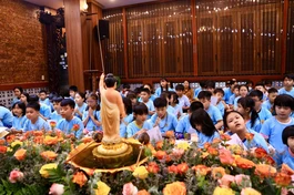 Em dự Lễ Tắm Phật tại chùa Thiên Khánh