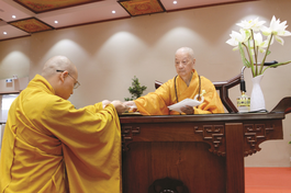 Đức Pháp chủ GHPGVN trao học bổng Đức Nhuận đến chư Tăng nghiên cứu sinh khoa Phật học - Ảnh: Bảo Toàn/BGN