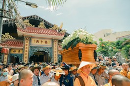 Phụng tống kim quan Hòa thượng Thích Đồng Quả đến nơi trà-tỳ 