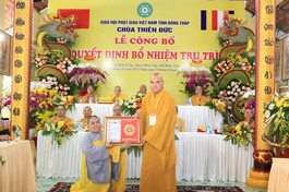 Thượng tọa Thích Tĩnh Triệt trao quyết định bổ nhiệm trụ trì chùa Thiên Đức đến Ni sư Thích nữ Như Thuận