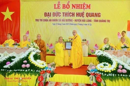 Hòa thượng Thích Thiện Tấn trao quyết định bổ nhiệm trụ trì chùa An Nhơn đến Đại đức Thích Huệ Quang