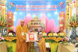 Thượng tọa Thích Tĩnh Triệt trao quyết định bổ nhiệm trụ trì chùa Thiên Quang đến Sư cô Thích nữ Huệ Lạc