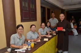 Thượng tọa Thích Thông Đạo nhận giấy chứng nhận hiến máu
