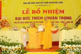 Hòa thượng Thích Thiện Tấn trao quyết định bổ nhiệm trụ trì chùa Hưng Bảo đến Đại đức Thích Nhuận Trọng