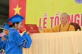 Học viên cư sĩ hệ Đào tạo từ xa nhận Bằng cử nhân Phật học do Học viện Phật giáo VN tại TP.HCM cấp - Ảnh: Phùng Anh Quốc