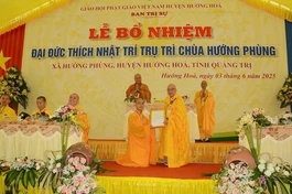 Hòa thượng Thích Thiện Tấn trao quyết định bổ nhiệm trụ trì chùa Hướng Phùng đến Đại đức Thích Nhật Trí
