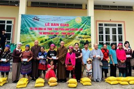 Đoàn Ban Văn hóa TP.HCM, tu viện Khánh An (Q.12) trao quà đến các hoàn cảnh khó khăn tại H.Bát Xát, Lào Cai