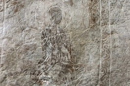 Cận cảnh một bức vẽ hình La-hán vào vách đá đặc biệt nhất nước ta hiện nay, đang bị mờ đi theo thời gian - Ảnh: Thái Bá