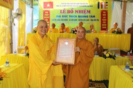 Đại đức Thích Trí Thuận trao quyết định bổ nhiệm trụ trì chùa Long Nhơn đến Đại đức Thích Quảng Tâm