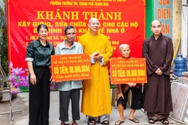 Thượng tọa Thích Tâm Đức, Chứng minh Ban Trị sự GHPGVN tỉnh Thanh Hóa, trụ trì chùa Thanh Hà trao bảng tượng trưng hỗ trợ số tiền xây nhà mới đến 2 hộ có hoàn cảnh đặc biệt khó khăn