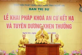 Hòa thượng Thích Thọ Lạc sách tấn hành giả an cư