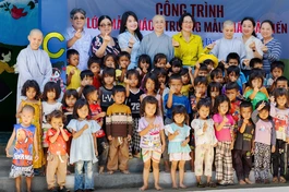 Các em mầm non vui mừng khi được học ở lớp học mới khang trang - Ảnh: Lê Miền Nam