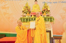 Hòa thượng Thích Thiện Tấn trao quyết định bổ nhiệm trụ trí chùa Thâm Khê đến Đại đức Thích Tuệ Không