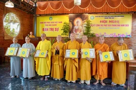 Trao quyết định chấm dứt hoạt động và Bằng tuyên dương công đức đến đại diện Ban Trị sự cấp huyện, thị, thành trực thuộc