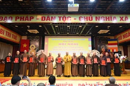 Hòa thượng Thích Quảng Tùng trao quyết định đến chư tôn đức Tăng Ni đại diện cho Ban Trị sự GHPGVN TP.Hải Phòng giữ mối liên hệ công tác với các cơ sở tự viện và chính quyền các xã, phường sau khi sáp nhập địa giới hành chính