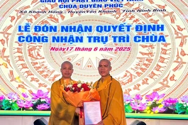 Thượng tọa Thích Minh Quang trao quyết định bổ nhiệm trụ trì chùa Duyên Phúc và tặng hoa chúc mừng đến Đại đức Thích Thanh Cương