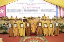 Hòa thượng Thích Thiện Tấn trao quyết định bổ nhiệm trụ trì đến chư tôn đức Tăng Ni