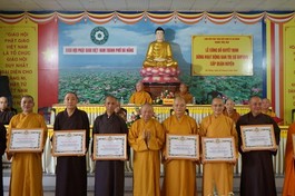 Hòa thượng Thích Từ Nghiêm trao Bằng tuyên dương công đức của TƯGH đến chư tôn đức