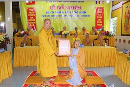 Thượng tọa Thích Trí Thọ, Ủy viên Hội đồng Trị sự, Phó Trưởng ban Thường trực Ban Trị sự, Trưởng ban Pháp chế GHPGVN tỉnh Bến Tre trao quyết định bổ nhiệm trụ trì chùa Hòa Hưng đến Sư cô Thích nữ Long Điền