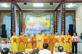 Trao quyết định dừng hoạt động Ban Trị sự Phật giáo cấp huyện, thị, thành nhiệm kỳ 2021-2026