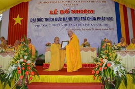 Hòa thượng Thích Thiện Tấn trao quyết định bổ nhiệm trụ trì chùa Phật Học đến Đại đức Thích Đức Hạnh