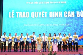 Chủ tịch UBND TP.HCM Nguyễn Văn Được trao quyết định cho 14 giám đốc sở, trưởng ngành thuộc UBND TP.HCM - Ảnh: An Phương