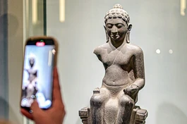 17 bảo vật quốc gia thuộc các bảo tàng công lập và bộ sưu tập tư nhân ở TP.HCM lần đầu cùng được trưng bày tại Bảo tàng Lịch sử Thành phố. Sự kiện diễn ra từ ngày 29-6 đến 10-8, không chỉ mang ý nghĩa văn hóa mà còn góp phần kết nối quá khứ với hiện tại và tương lai, giúp công chúng hiểu rõ hơn giá trị di sản dân tộc