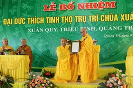 Hòa thượng Thích Thiện Tấn trao quyết định đến Đại đức Thích Tịnh Thọ - tân trụ trì chùa Xuân Thành