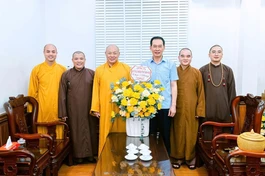 Tặng hoa chúc mừng ông Trịnh Tuấn Sinh được phân công giữ chức vụ Phó Bí thư Tỉnh ủy, Chủ tịch Ủy ban MTTQVN tỉnh Thanh Hóa