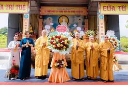 Ban Trị sự GHPGVN tỉnh Thanh Hóa tặng hoa chúc mừng